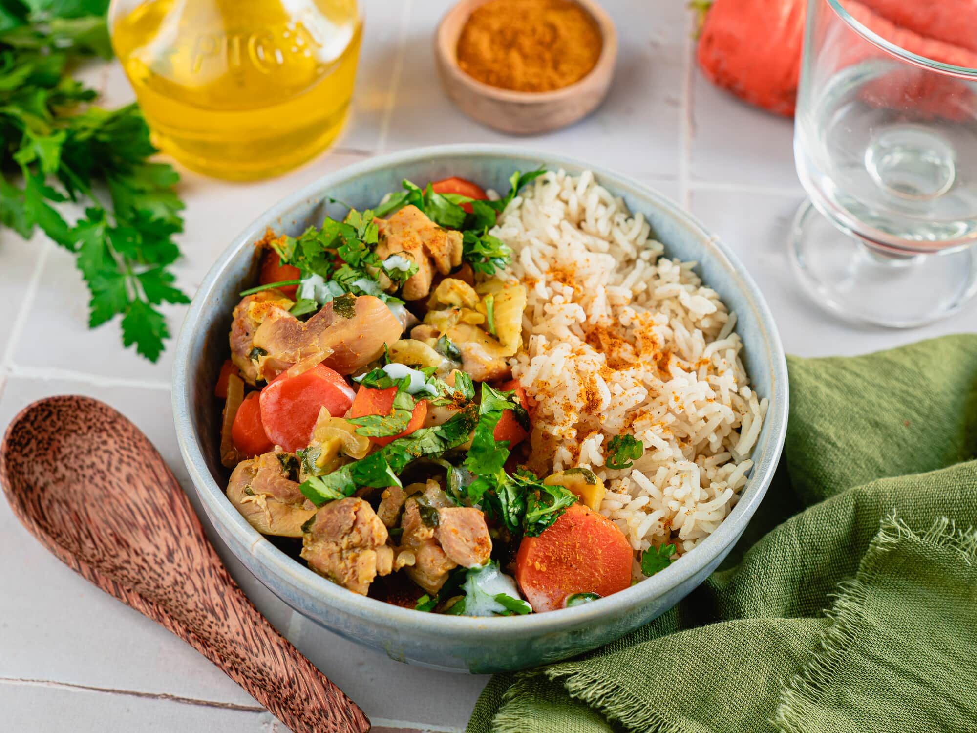 Curry de poulet à la noix de cajou et riz au cumin